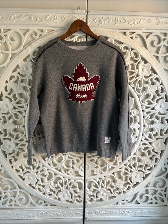 Roots Sweaters - Roots Canada Crewneck Sweatshirt Grey Red Maple Leaf Made In Canada Medium